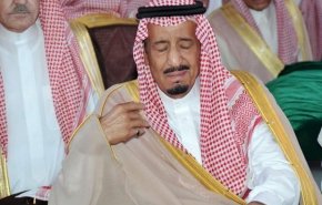 شاهد/الملك سلمان يظهر متعباً وغير متزن اثناء تلقى لقاح كورونا!