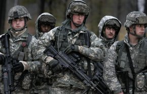 شاهد.. قوات الحرس الوطني الامريكي ينامون في اروقة مبنى الكونغرس 