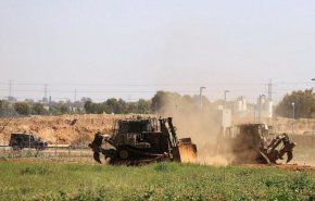 جرافات الاحتلال تتوغل في أراضي المواطنين الفلسطينيين جنوبي قطاع غزة 