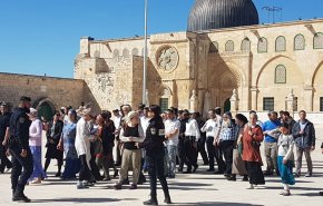 قوات الاحتلال ومستوطنون يقتحمون باحات الأقصى