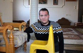 شاهد.. من دون ساقين وذراعين تخرّج بتفوّق من الجامعة 