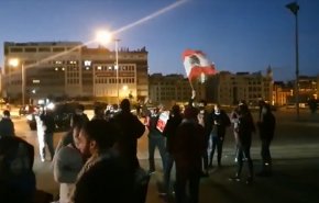 شاهد.. قطع طرقات رئيسية في لبنان احتجاجا على الإقفال الشامل
