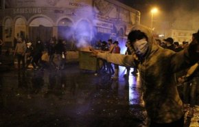محتجون يقومون بإحراق بلدية طرابلس شمال لبنان 
