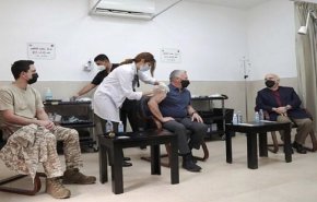 ملك عربي يكشف عما حدث له بعد تلقي لقاح كورونا