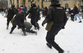 روسيا... اعتقال أكثر من 200 شخص أمام محكمة في موسكو 