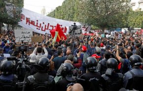 تونس.. مظاهرة حاشدة في ذكرى اغتيال بلعيد والشرطة تغلق وسط العاصمة