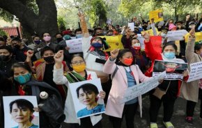 احتجاجات ضد الانقلاب في ميانمار والسلطات تقطع الانترنت