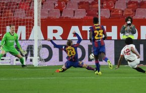 شاهد.. إشبيلية يضع قدما في نهائي كأس إسبانيا بثنائية في شباك برشلونة