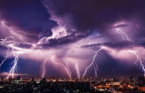 العلماء يكشفون سبب إصابة البرق لأماكن معينة