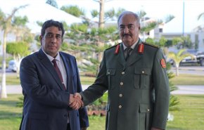 شاهد.. لقاء مع خليفة حفتر يثير جدلاً واسعاً في ليبيا