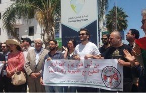 هتافات رافضة للتطبيع خلال فعالية أمام سفارة فرنسا بتونس