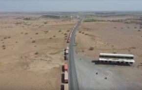 شاهد/الفا قاطرة غذائية متوقفة في الحديدة بسبب انعدام المشتقات النفطية