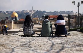 بهذه الطريقة يمارس فلسطينيون رياضة التزلج.. 