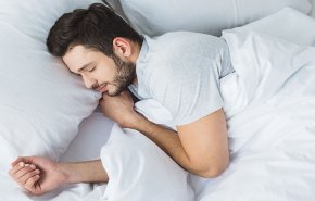 لن تصدق ماذا يحدث عند النوم بشعر مبلل!