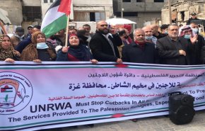 شاهد.. لاجئون يغلقون مقرات التموين التابعة للأنروا في قطاع غزة
