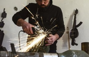 شاهد ماذا فعل فنان صربي بمخلفات الحرب