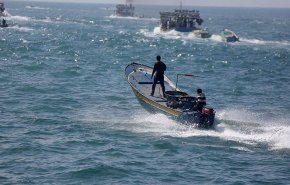 قوات الاحتلال تستهدف قاربًا فلسطينيًّا في عرض بحر غزة