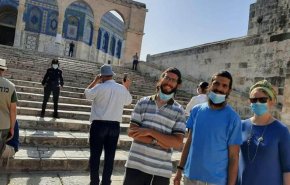 عشرات المستوطنين يقتحمون باحات المسجد الأقصى
