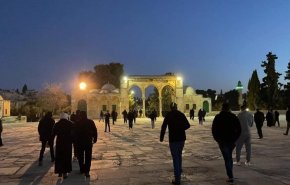 المصلون يلبون نداء الفجر العظيم بالاقصى