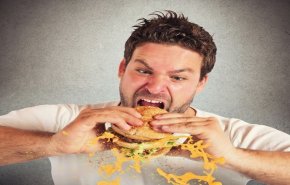 ماذا يحصل في الجسم عند تناول الطعام بسرعة؟