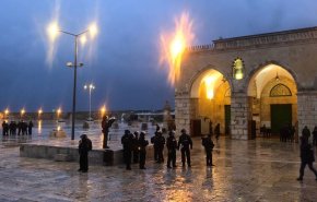آلاف من أهالي الداخل الفلسطیني يشدون الرحال إلى الأقصى إحياءً للرباط