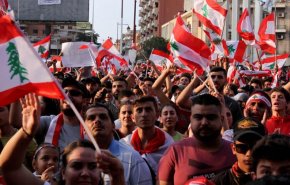 سيارة تدهس عددا من المحتجين اللبنانيين