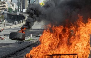 لبنان.. احتجاجات وقطع طرق واتهام لرياض سلامة وركوب للموجة