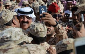 بالصور/ ظهور جديد ونادر للأمير متعب بن عبدالله