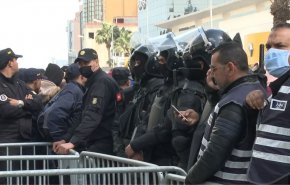 تونسيون ينقسمون لفريقين متقابلين، وتحذير من سيناريو خطير!