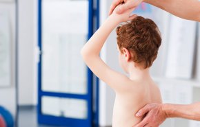 اعوجاج العمود الفقري لدى الأطفال.. عواقب وخيمة