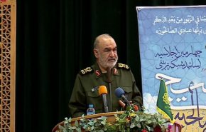 سلامي: بلغنا حافة الحرب مرارا إلا أن قائد الثورة أرغم العدو على التراجع+فيديو