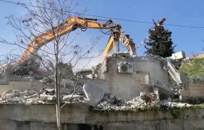 شاهد.. سلطات الاحتلال تقضم أراض وتهدم منازل فلسطينية أخرى