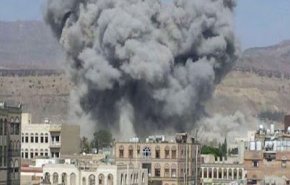 مشهد يدمي القلوب.. رضيع يمني جريح يتمسك بوالدته الشهيدة