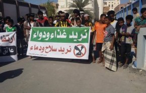 شاهد.. تظاهرات في المكلا بحضرموت بسبب تردي الاوضاع المعيشية