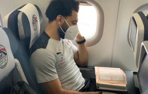 شاهد.. محمد صلاح يقرأ القرآن اثناء السفر الى كنيا