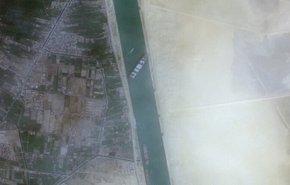 مصر تعلن عن الخيار المحتمل لتحريك السفينة الجانحة في قناة السويس