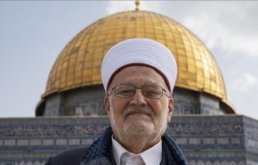 الاحتلال يسلم عكرمة صبري قرارًا يمنعه من السفر