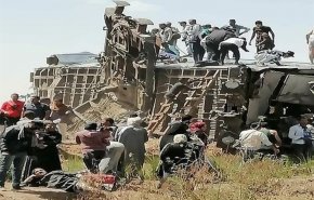 شاهد .. تصادم مأساوي لقطارين جنوب مصر والسيسي يتوعد المتسببين