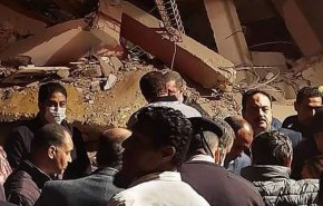 مصر: انتشال أفراد اسرة كاملة أحياء من تحت أنقاض العقار المنهار