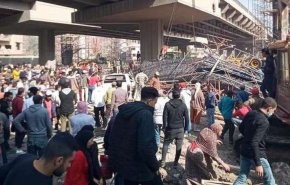 مصر/ إصابة شخص وتحطم سيارتين إثر سقوط سقالة بحي الهرم
