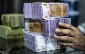 خبير يكشف سبب تحسن الليرة السورية أمام الدولار