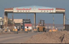 اليمنيون يطالبون بإخلاء الإمارات ميناء استراتيجي في بلادهم