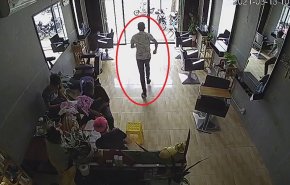 فيديو مؤلم..خرج مسرعًا ليستقبل ضيفًا فحدث له ما لم يتوقعه!
