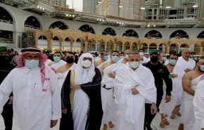 الكاظمي والوفد المرافق له يؤدون مناسك العمرة