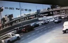 بالفيديو.. لحظة سقوط سيارة من أعلى جسر في جدة
