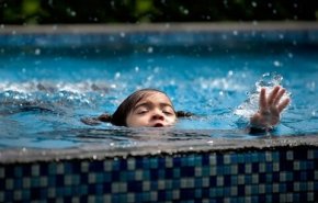 شاهد.. تعرض طفل للغرق بطريقه غريبة وانقاذه بهذا الشكل!