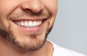 وصفة طبيعية ورخيصة لتبييض الأسنان في المنزل