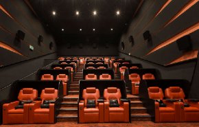 شاب یدخل السينما ویخرج جثة هامدة