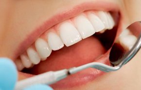 عادات يومية تهدد صحة أسنانك.. استخدام الماء الدافئ بالليمون للفم من بينها