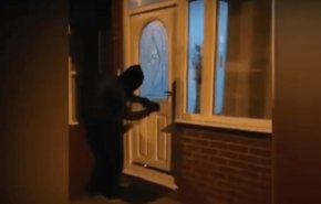 شاهد.. لص يعيد أموالا مسروقة بعد أن اكتشف أنها تبرعات لمسجد!